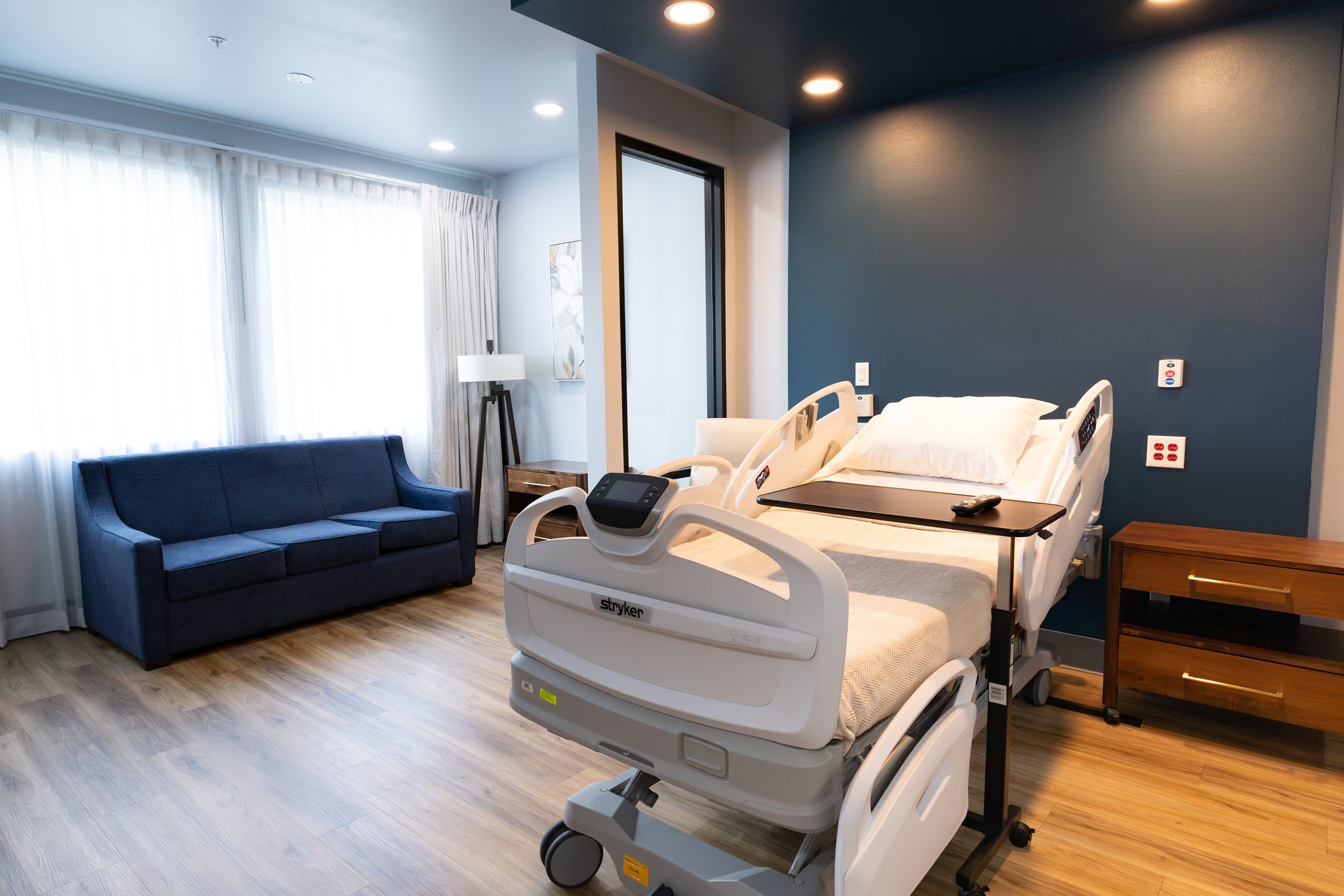 A comfortable, healing-focused space at Serenity Oaks